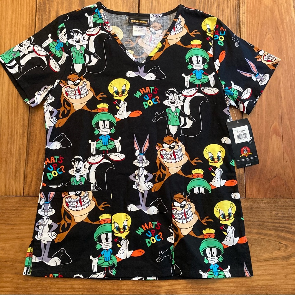 NWT Looney Tunes What’s Up Doc Bugs Bunny Scrub Top